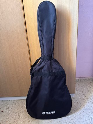 Guitarra Acústica Yamaha + Correa y Estuche