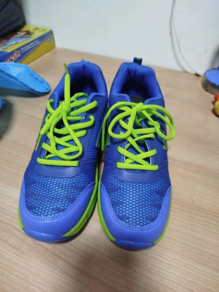 Zapatillas con ruedas azules y verdes