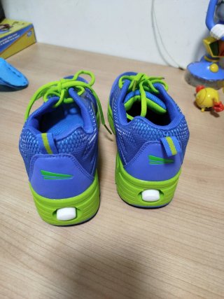 Zapatillas con ruedas azules y verdes