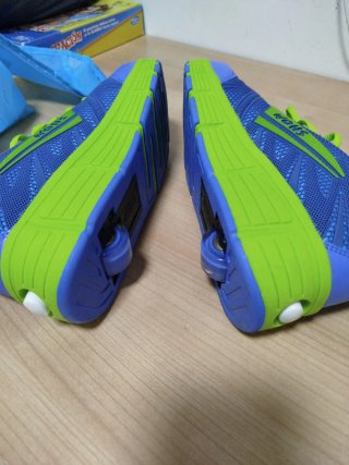 Zapatillas con ruedas azules y verdes