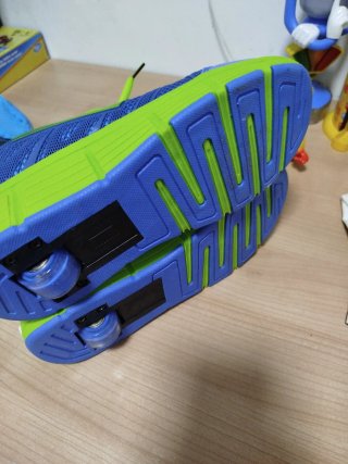 Zapatillas con ruedas azules y verdes