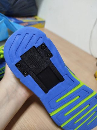 Zapatillas con ruedas azules y verdes