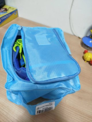 Zapatillas con ruedas azules y verdes