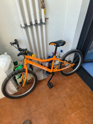 Bicicleta infantil naranja 80€