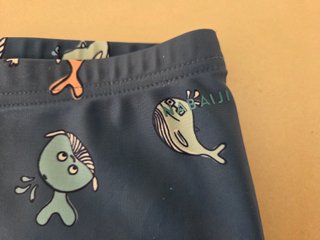 Bañador y gorra infantil con estampado