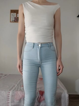 Pantalones vaqueros slim azules y blusa blanca