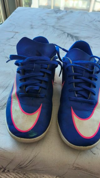 Zapatillas Nike Fútbol Azul y Rosa.Son TALLA 33