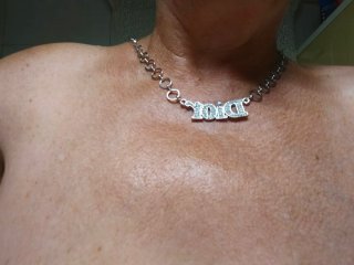 Collar corto plateado con letras
