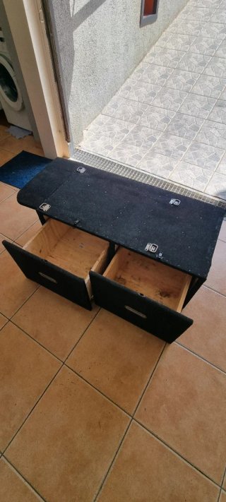 Cajón de madera tapizado para maletero.