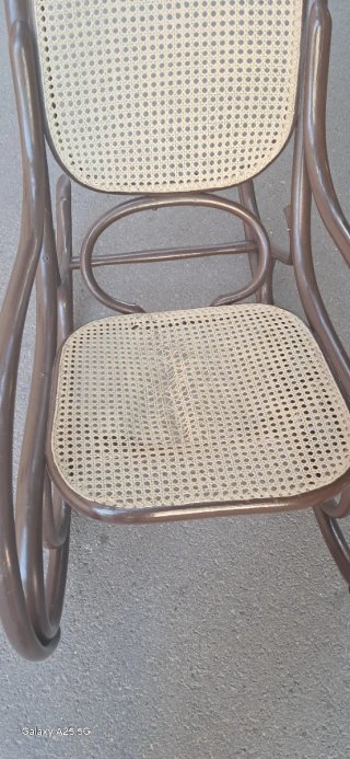 Mecedora de madera y mimbre