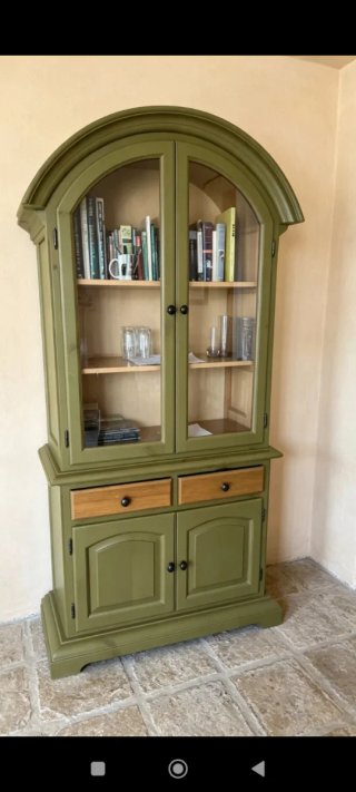Vitrina rústica de madera y cristal