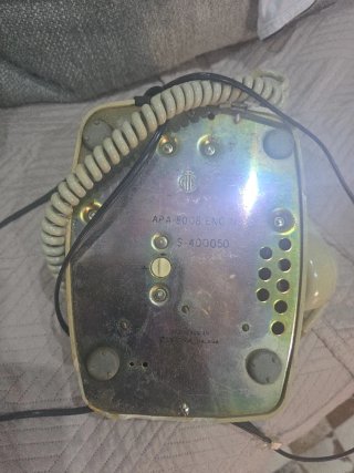 Teléfono antiguo de disco beige
