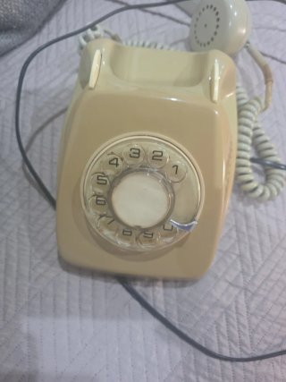 Teléfono antiguo de disco beige