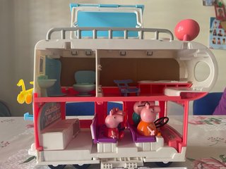 Autocaravana Peppa Pig con accesorios y muñecos