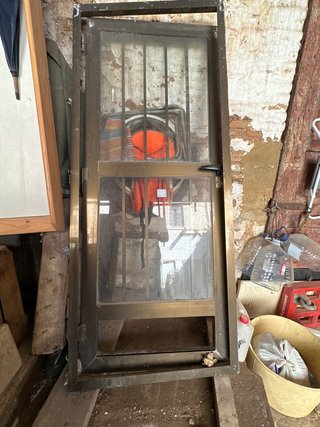 Puerta de cristal con rejas