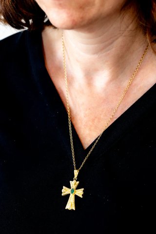 Cruz oro 18k con circonitas y esmeralda