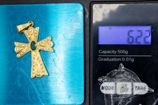 Cruz oro 18k con circonitas y esmeralda