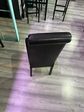 Silla de comedor de cuero negra