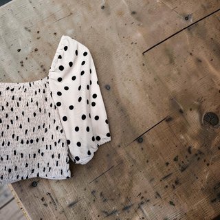 Blusa beige con lunares negros