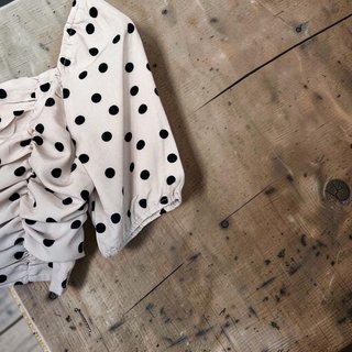 Blusa beige con lunares negros