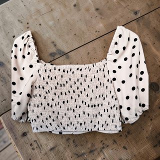 Blusa beige con lunares negros
