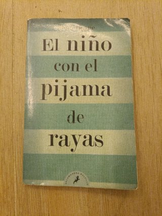 El niño con el pijama de rayas