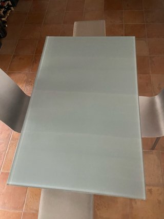 Mesa de cristal con 4 sillas