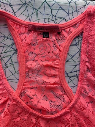 Camiseta encaje naranja.