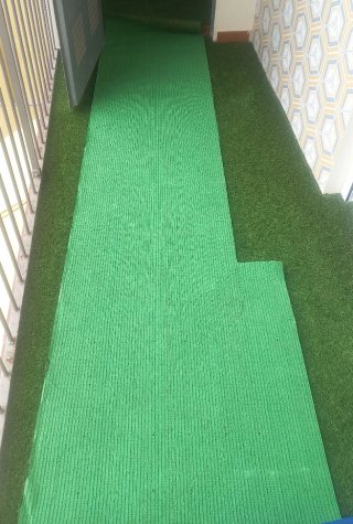 Césped artificial verde nuevo