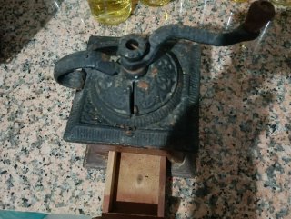Molinillo de café manual antiguo