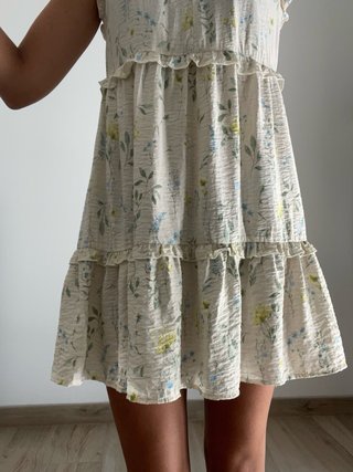 Vestito floreale con balze