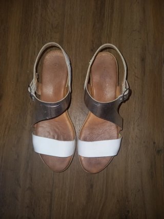 Sandalias cuña blanco y plata