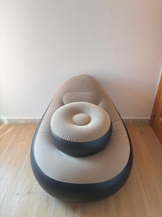 Poltrona gonfiabile Puff grigio con pouf abbinato