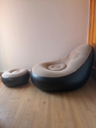 Poltrona gonfiabile Puff grigio con pouf abbinato