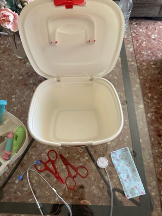 Maletín médico de juguete para muñecos