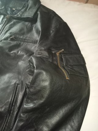 Cazadoras de cuero negras