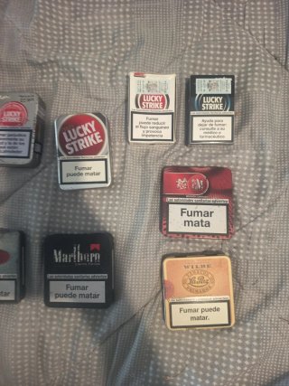Collezione di lattine di tabacco Lucky Strike antiche