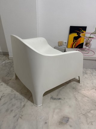 Silla de jardín de plástico blanca