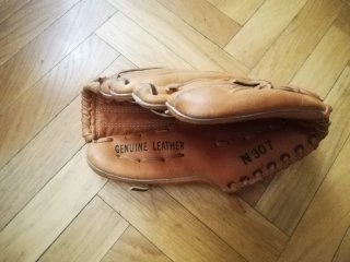Guante de béisbol de cuero marrón