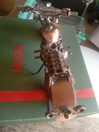 Figura de moto de metal