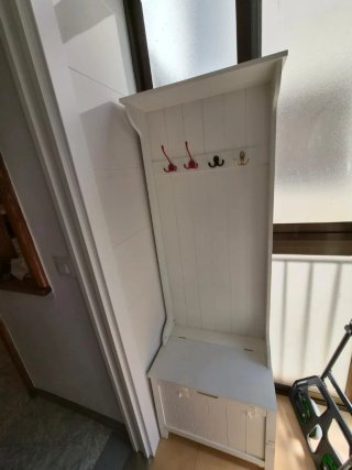 Mueble recibidor blanco con perchero