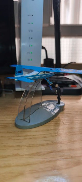Avión Tintin azul y blanco con figura de piloto