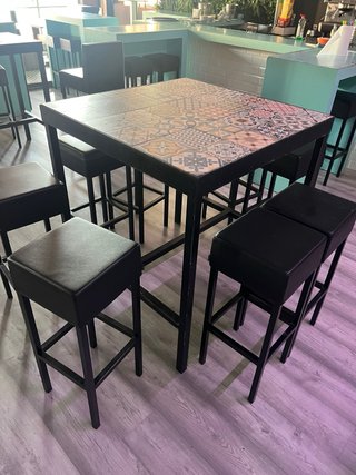 Mesa alta decorativa cerámica y metal
