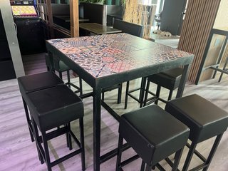 Mesa alta decorativa cerámica y metal