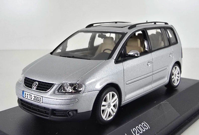 1:43 Volkswagen Touran de Minichamps