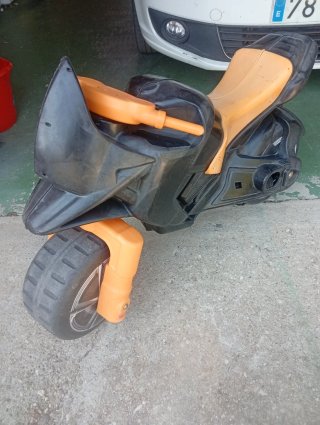 Moto correpasillos infantil naranja y negra