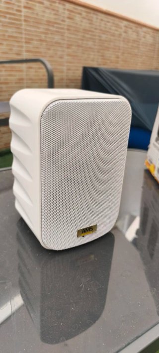 Un Altavoz AMS Profesional Blanco