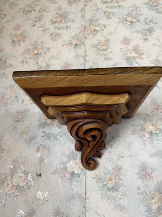 Estante de madera tallada antiguo