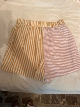 Pantalón corto a rayas