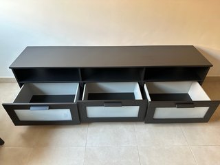 Mueble TV negro con cristal